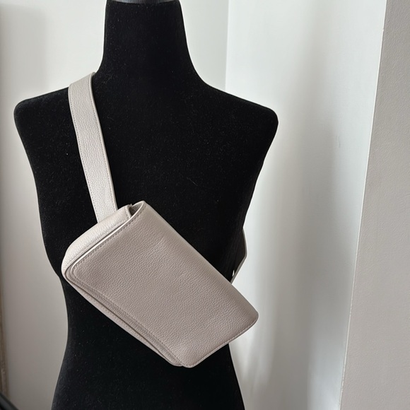 Auxiliary belt bag by Aritzia. - Picture 1 of 11